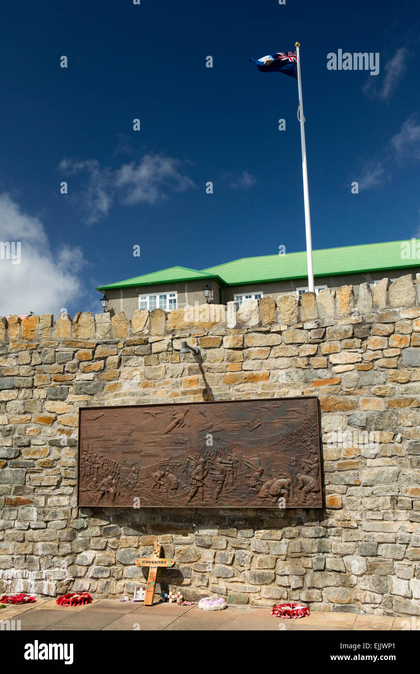 Falkland Port Stanley nelle isole Falkland bandiera sopra 1982 War Memorial vittoria Foto Stock