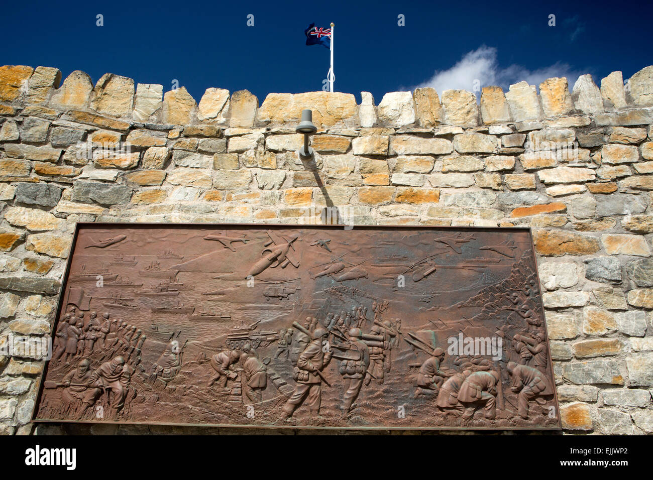Falkland Port Stanley nelle isole Falkland bandiera sopra 1982 War Memorial vittoria Foto Stock