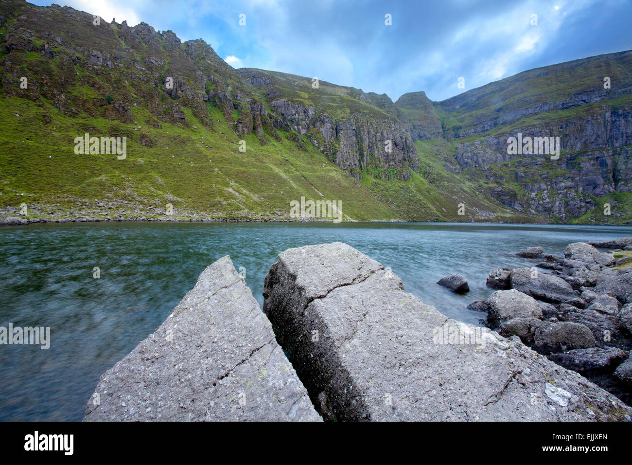 Split rock sulla riva del Coumshingaun Lough, Comeragh montagne, nella contea di Waterford, Irlanda. Foto Stock