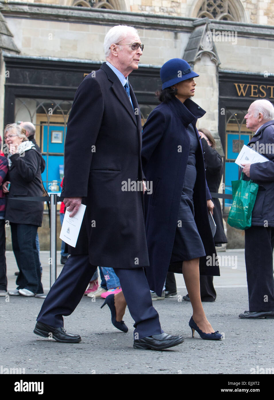 Sir Michael Caine con sua moglie Shakira Baksh lasciare l'Abbazia di Westminster dopo il memoriale di servizio per Sir Richard Attenborough Foto Stock