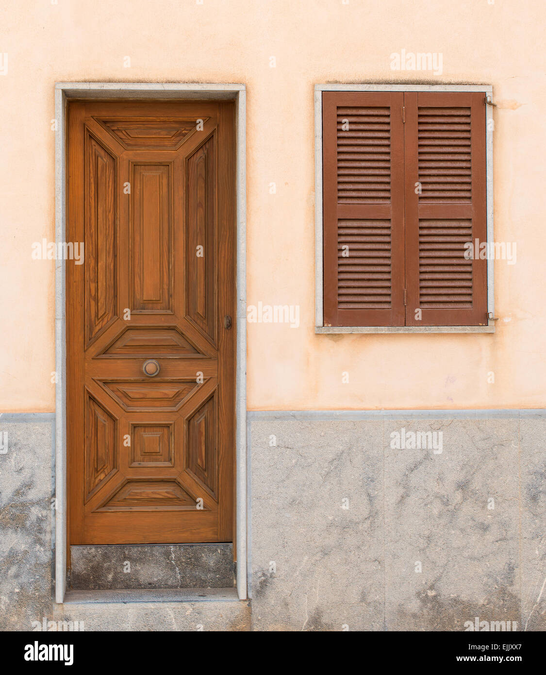 Vista ravvicinata di antiche in legno porta e finestra con otturatore. Foto Stock