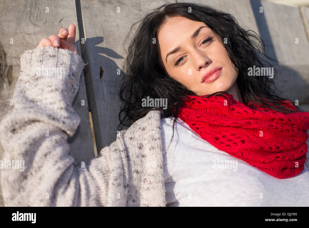 Giovane donna dalla porta vecchia Foto Stock