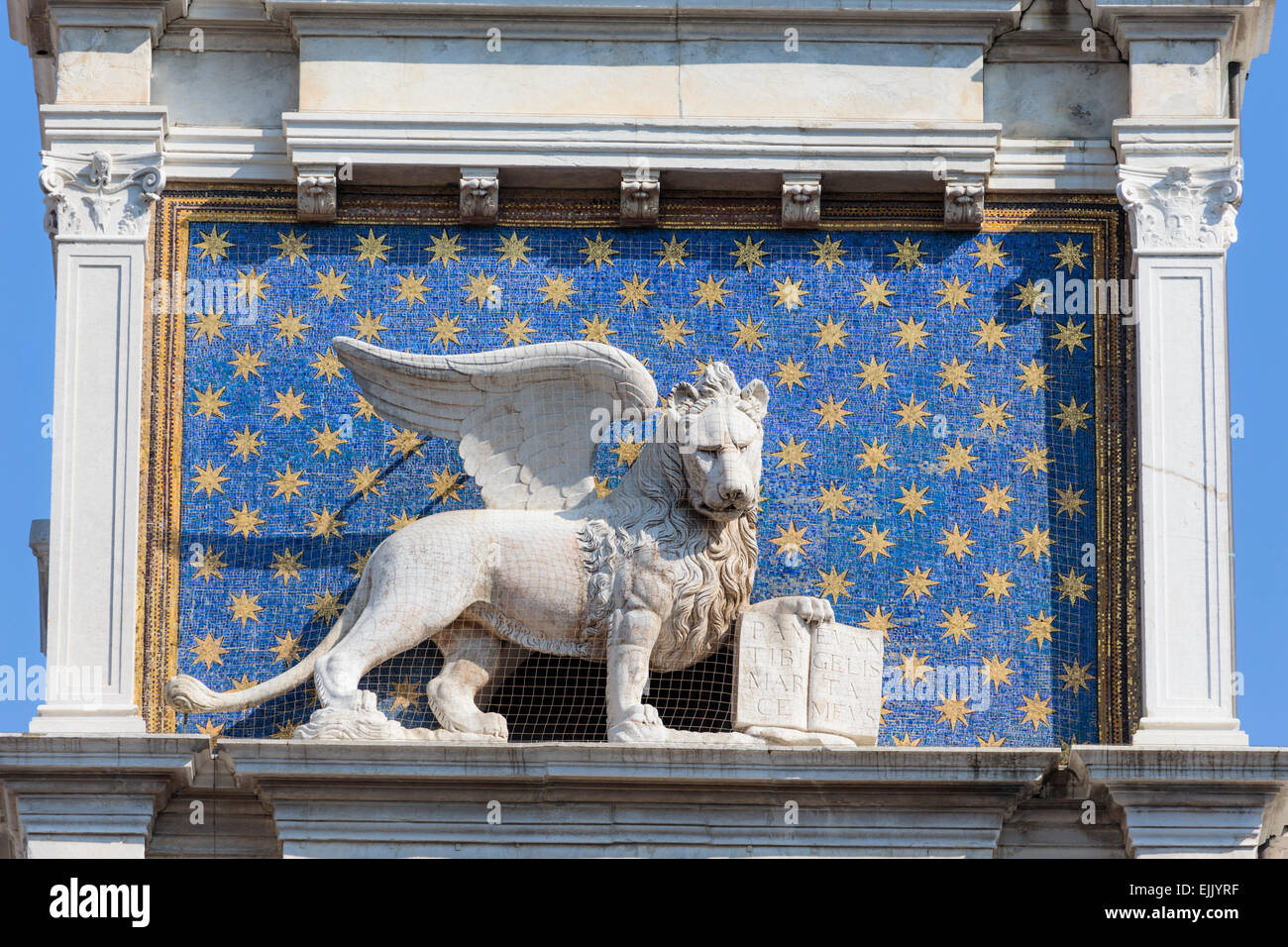 Venezia, Provincia di Venezia, Veneto, Italia. Il leone alato con il libro è un simbolo iconico di Venezia. Questo è sulla torre d Foto Stock