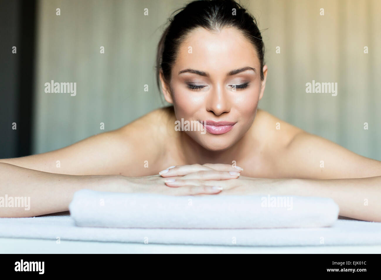 Giovane donna avente un massaggio Foto Stock