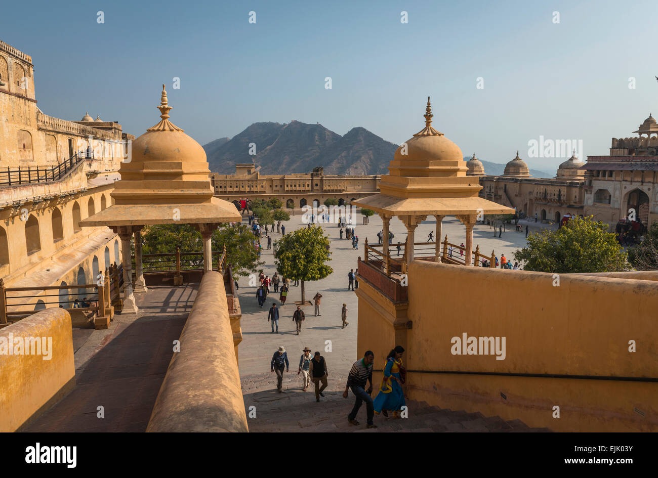 Il cortile all'interno dell'entrata principale al Forte Amber vicino a Jaipur, Rajasthan, India Foto Stock