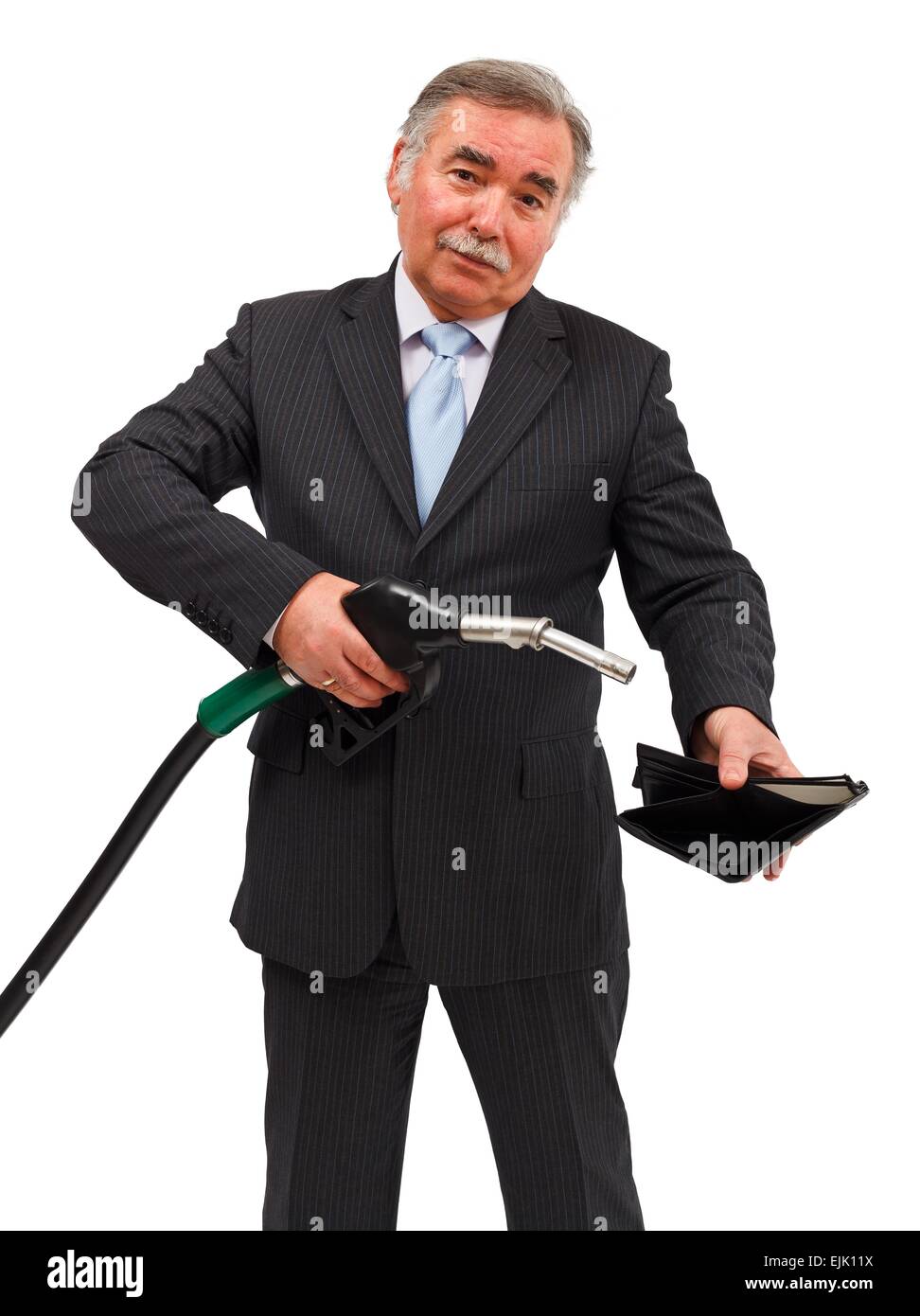 Senior uomo mostra ugello di gas e il portafoglio vuoto. Concetto di alto prezzo del gas Foto Stock
