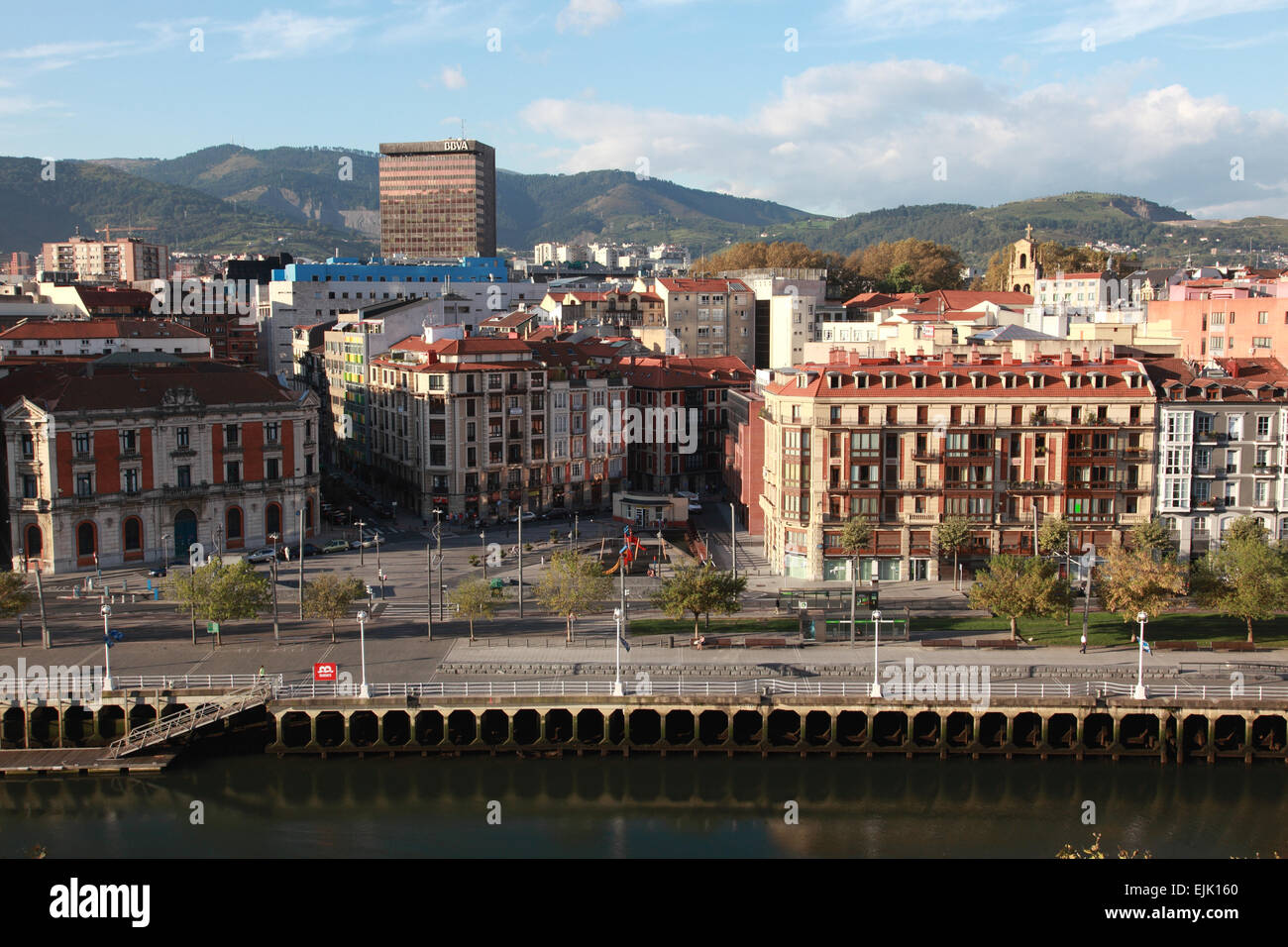 Guardando al di là del fiume Nervion dal Campo de Volantin Pasealekua a Pio Baroja Plaza e il BBVA edificio a Bilbao, Spagna Foto Stock