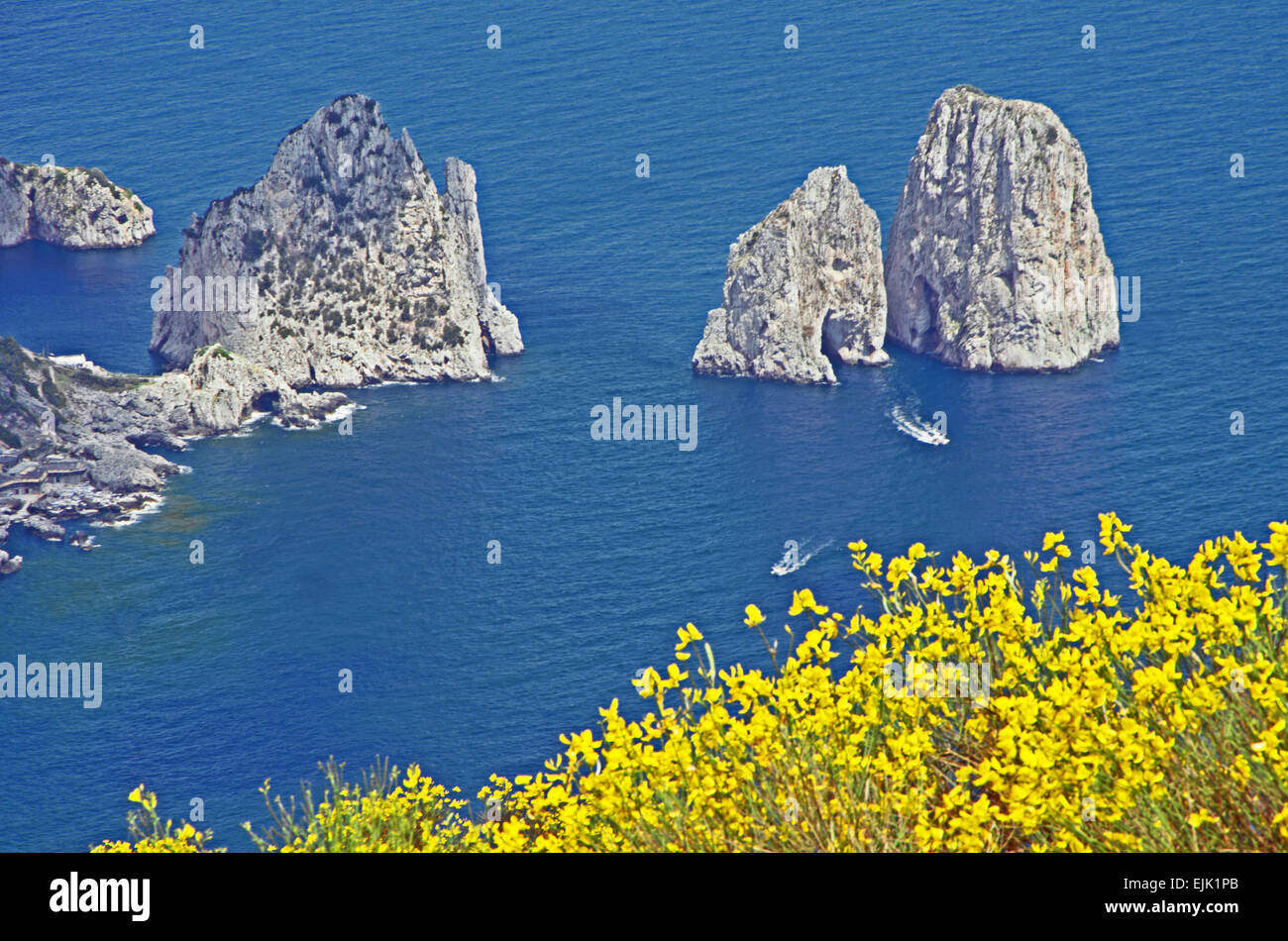 Capri, Italia, Mediterraneo, Europa; Faraglioni pile, da Monte Solaro, Foto Stock