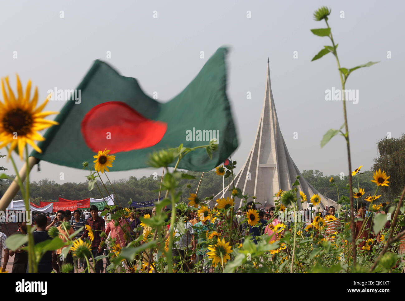 Persone affollano monumento nazionale per i martiri della guerra di liberazione del Bangladesh in Savar alcuni 24km a nord-ovest di Dhaka in Ma Foto Stock