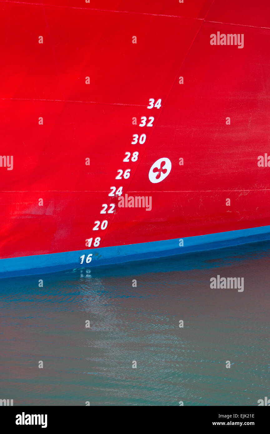 Una delle navi di prua e plimsoll line. Foto Stock