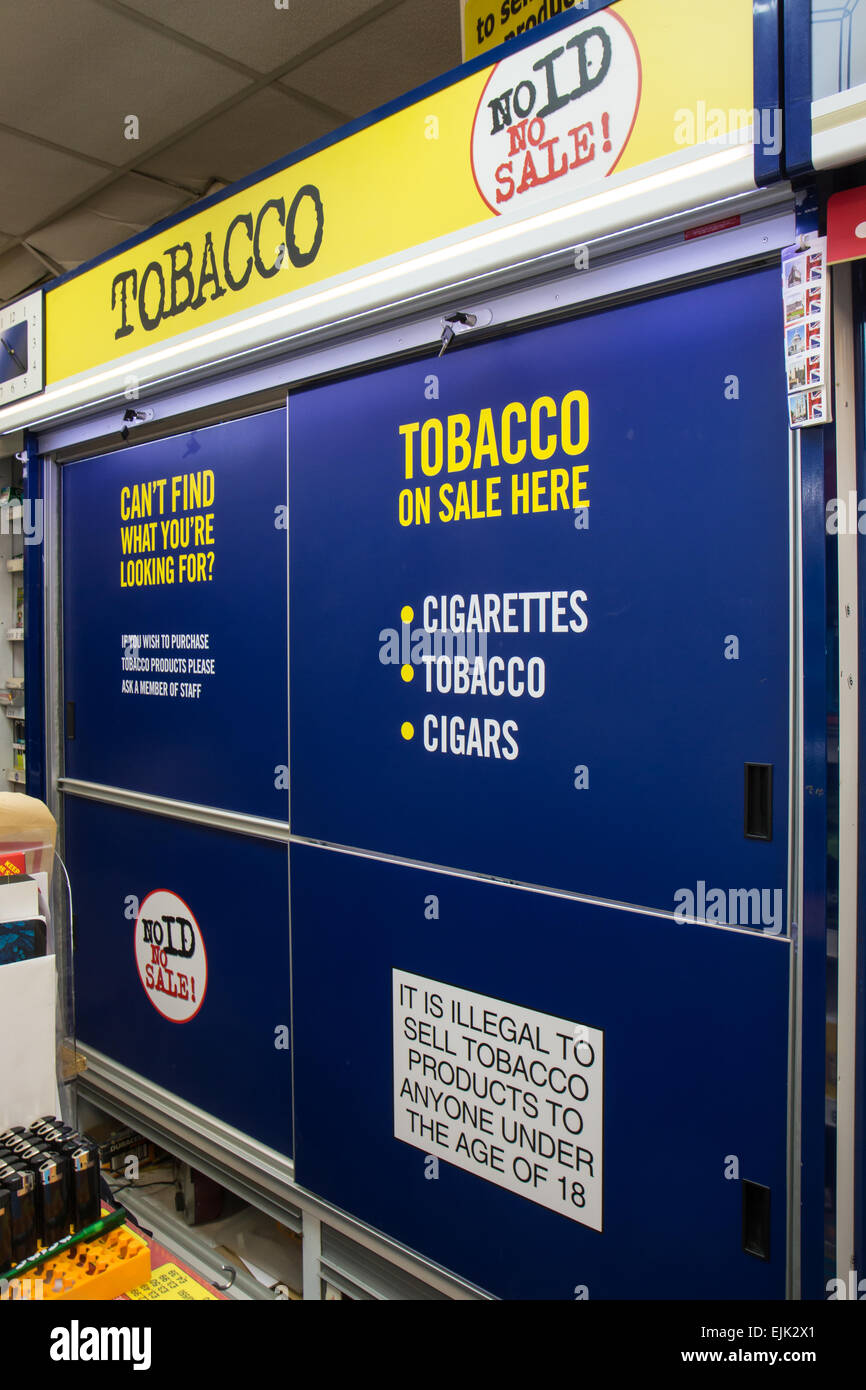 Gantry del tabacco in un piccolo negozio dopo il divieto di visualizzazione Foto Stock