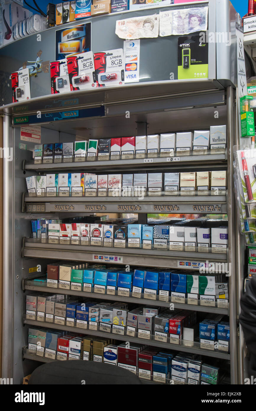 Gantry del tabacco in un piccolo negozio prima del divieto di visualizzazione Foto Stock
