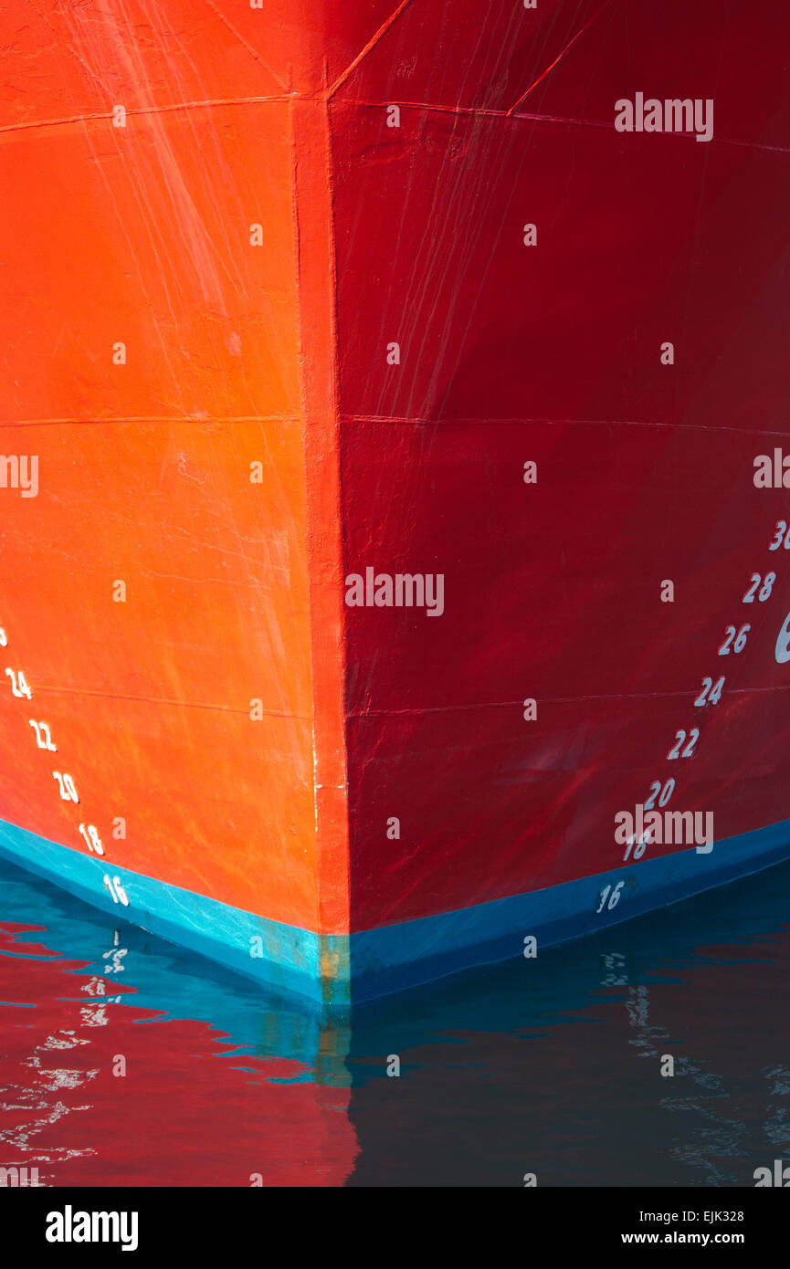 Una delle navi di prua e plimsoll line. Foto Stock