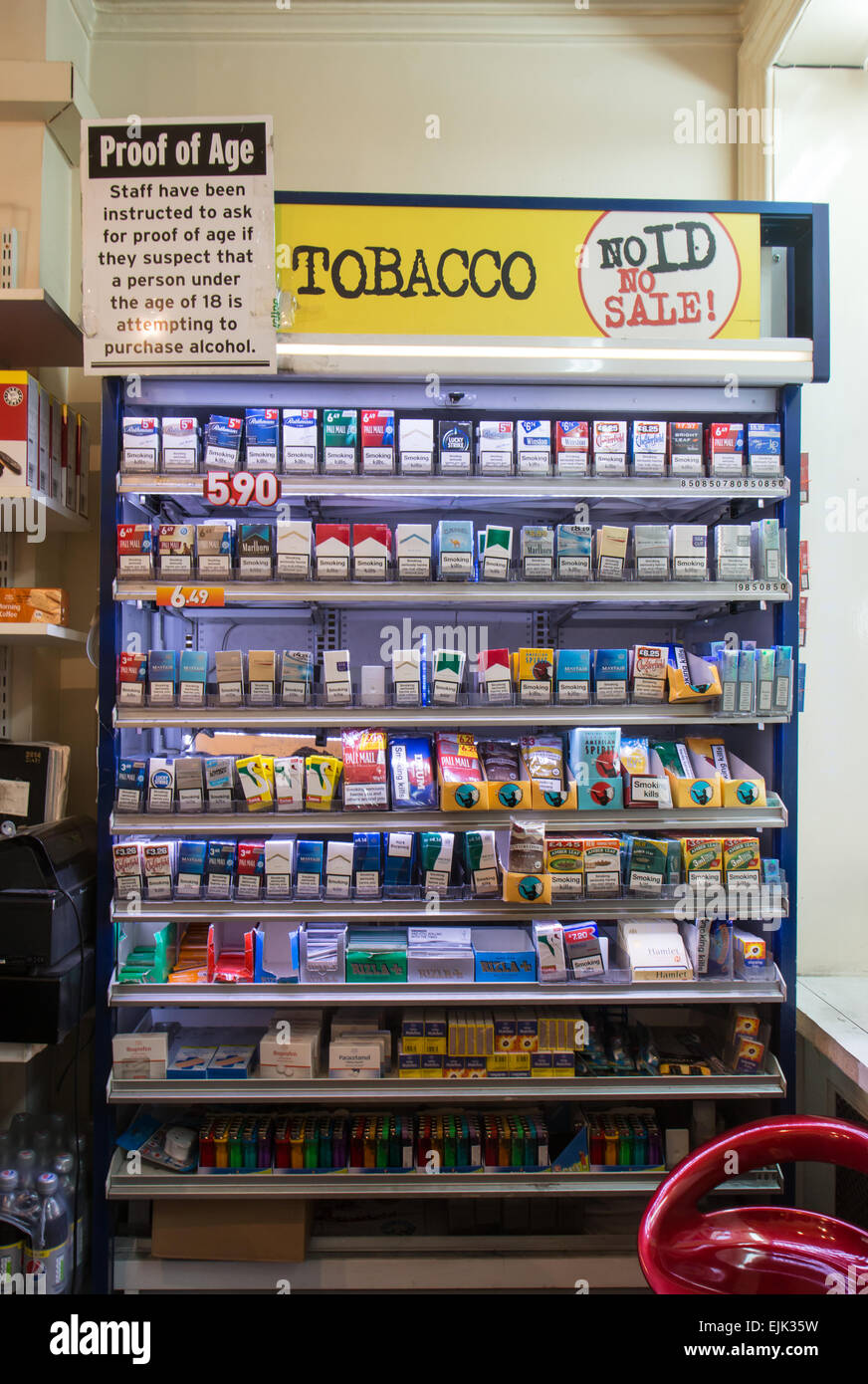 Gantry del tabacco in un piccolo negozio prima del divieto di visualizzazione Foto Stock