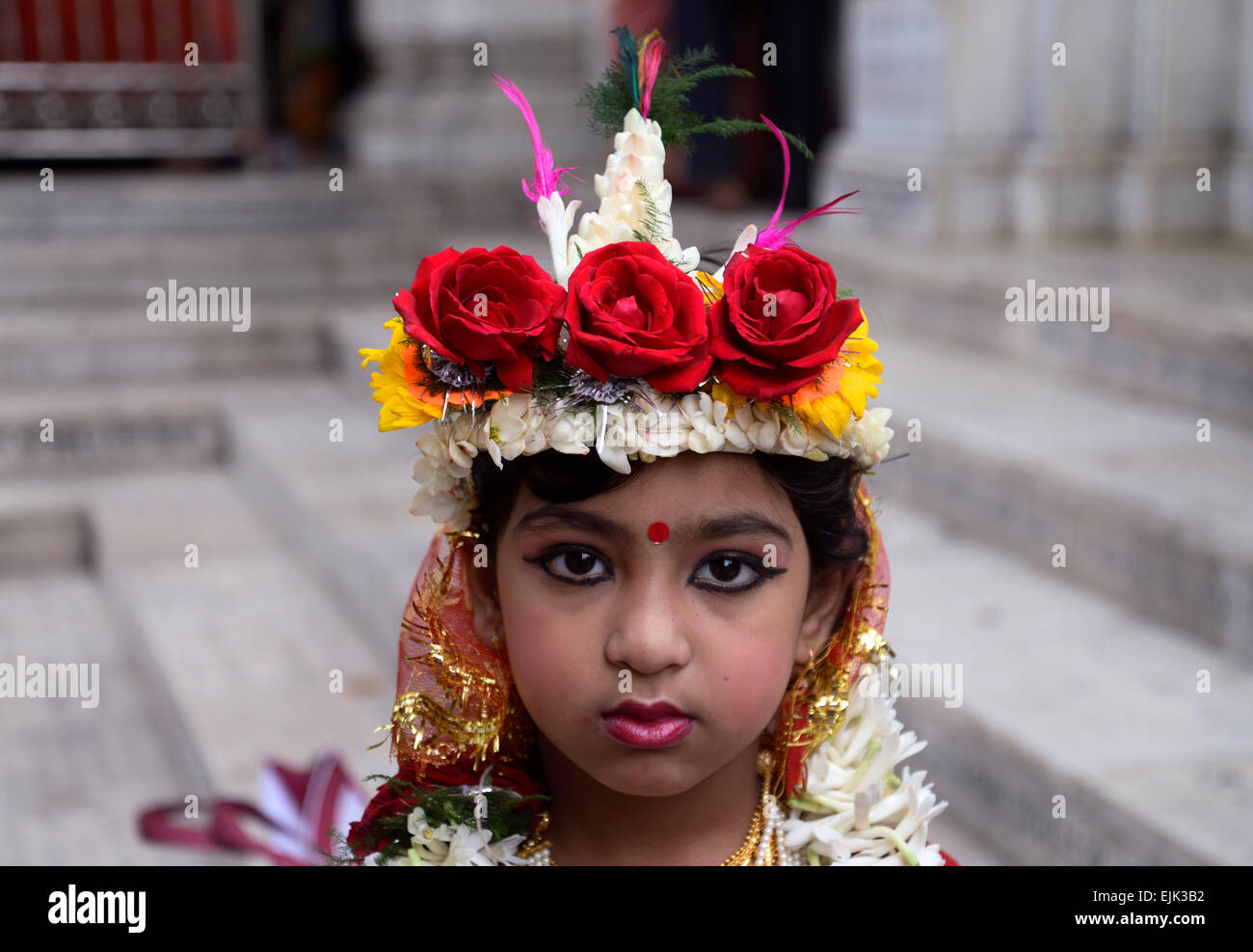 Kolkata, India. 30 Mar, 2015. Ci sono 2000 Kumari stato adorato Dakshinewar Ramkrishna Sangha Adyapeath, durante l occasione di Basanti Puja o Annapurna Puja. Kumari Puja è una tradizione di adorare giovani pre-pubescent ragazze come manifestazioni dell'energia femminile o Devi in Indù tradizione religiosa. Credito: Saikat Paolo/Pacific Press/Alamy Live News Foto Stock