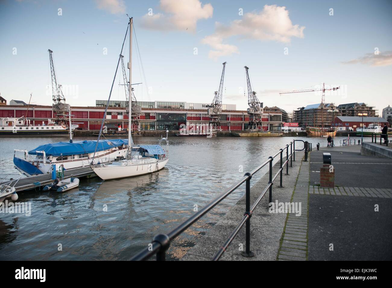 Riverfront edifici sul fiume Avon nel centro città di Bristol Foto Stock