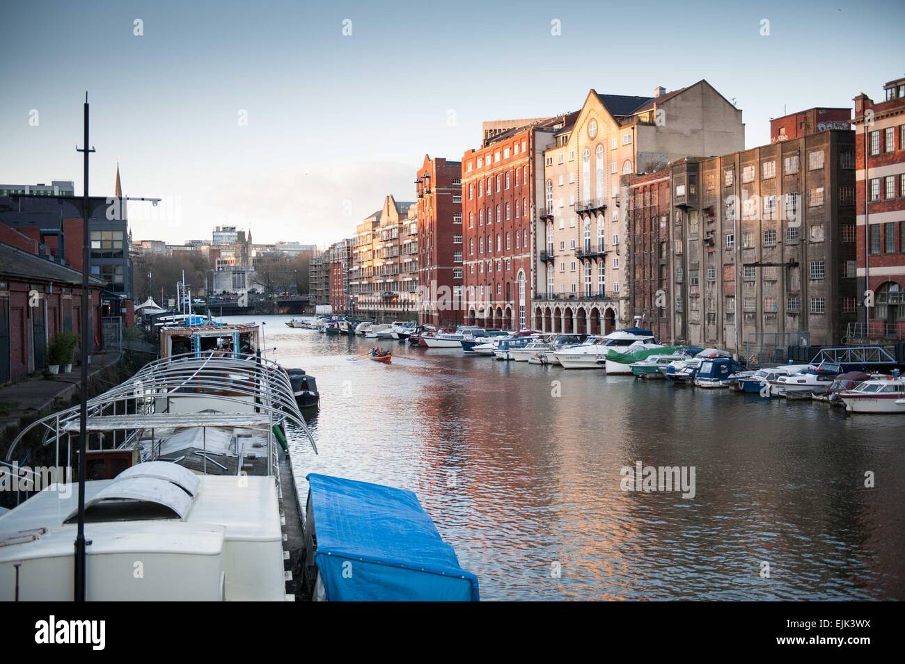 Il lungofiume di proprietà e gli edifici lungo il fiume nel centro città di Bristol Foto Stock