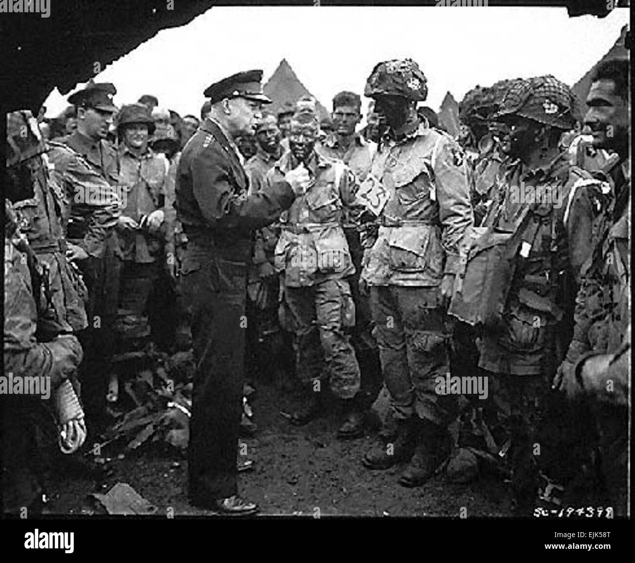 Il Comandante supremo alleato in U.S. Esercito gen. Dwight D. Eisenhower parla con 101ª Divisione aviotrasportata paracadutisti prima di bordo degli aerei e alianti a prendere parte a un paracadute di assalto in Normandia come parte dell'invasione degli alleati in Europa, D-Day, Giugno 6, 1944. /D-day /d-day Foto Stock