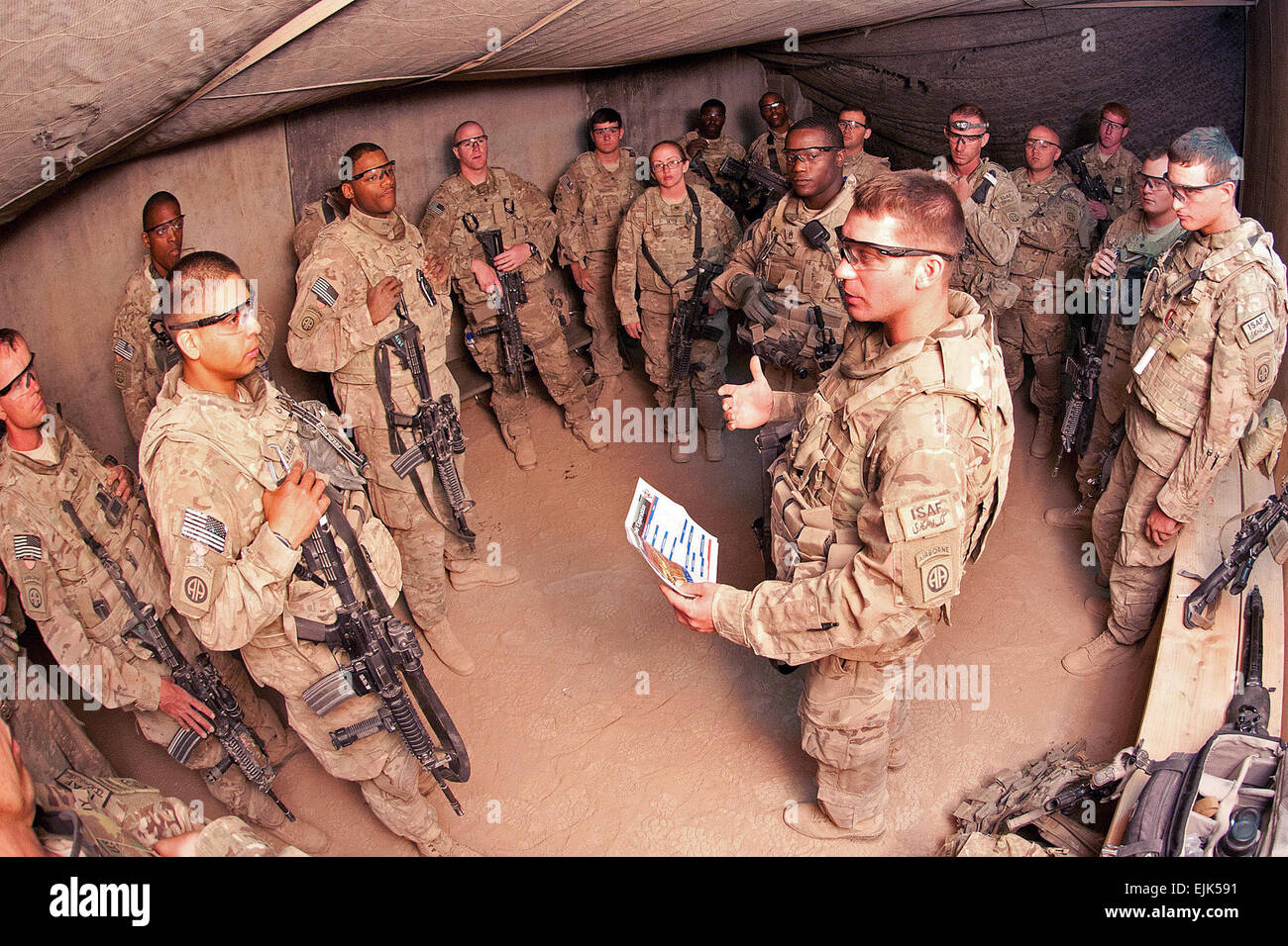 Stati Uniti Secondo l'esercito Lt. Mark Lucas, un comandante di plotone con l'ottantaduesima Airborne Division il primo combattimento vigili del Team, mutandine i suoi soldati prima di un rifornimento di logistica missione Luglio 8, 2012, a inoltrare una base operativa Arian, provincia di Ghazni, Afghanistan. La missione di mutandine sono obbligatori per ogni soldato che prenderanno parte alla missione. Sgt. Michael J. MacLeod, Task Force 1-82 PAO Foto Stock