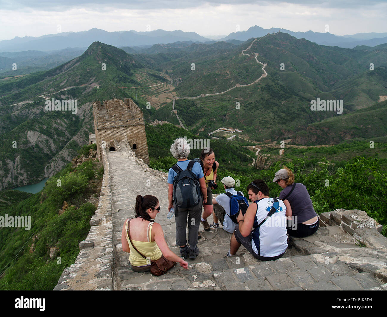 I viaggiatori turistici presso la Grande Muraglia della Cina, Simatai a nord della contea di Miyun, si estende attraverso il paesaggio di montagna Yanshan Foto Stock