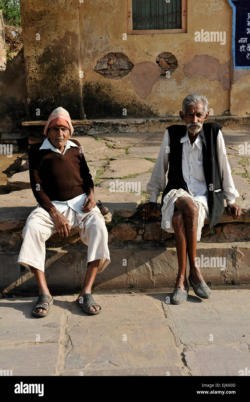 Gli uomini in Samode, vicino Jaipur, Rajasthan, India Foto Stock