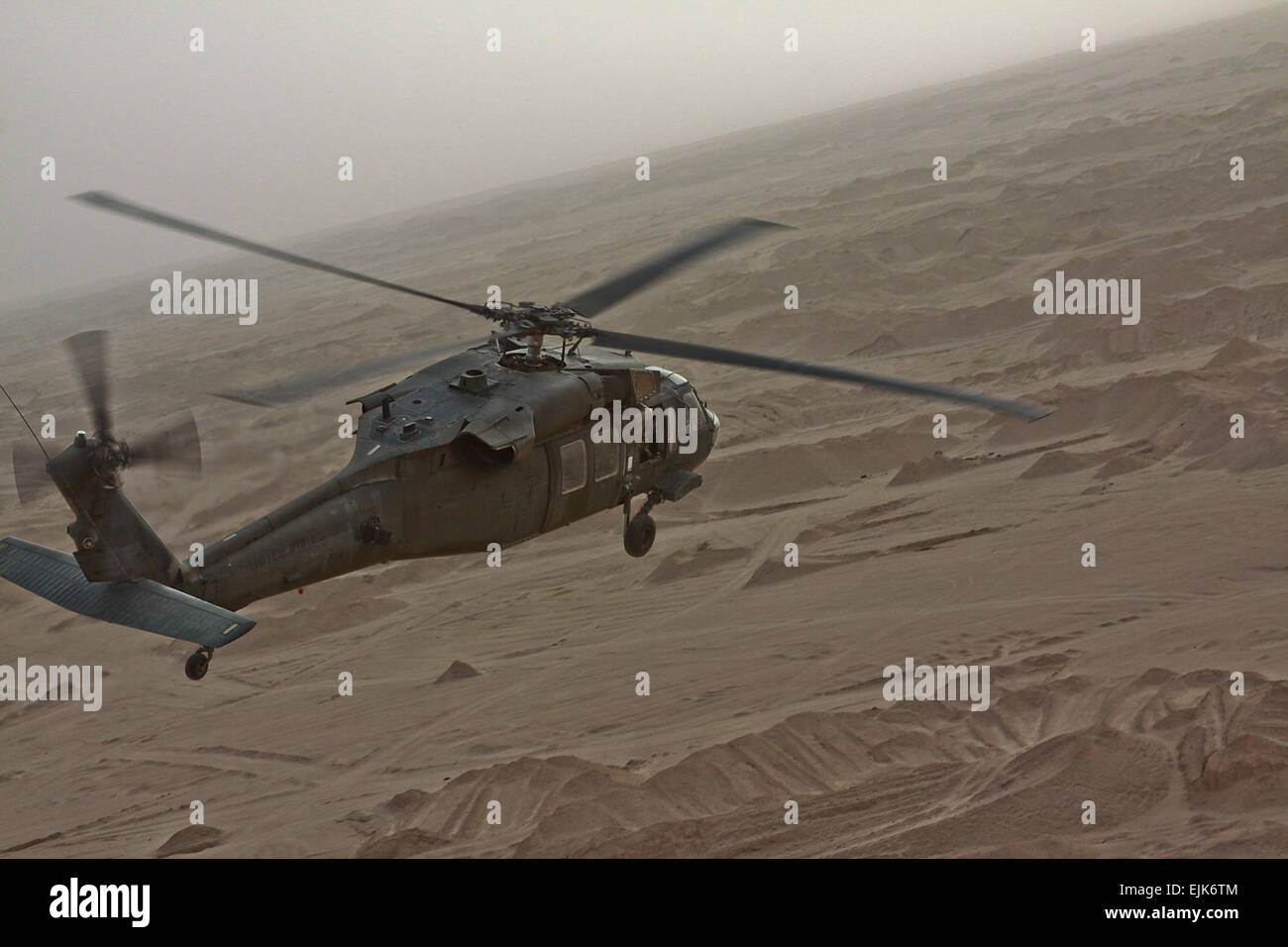 Nel paesaggio desolato del Kuwait, gli equipaggi di UH-60 Black Hawk elicottero dal 3 elicottero d'assalto battaglione, 227th reggimento di aviazione, 1° aria brigata di cavalleria, 1a divisione di cavalleria, scout per una zona di atterraggio a condurre la loro qualifica di polvere, la formazione di Camp Beurhing, Kuwait, 7 maggio. Il Kuwait è un ambiente ideale per completare la polvere gli sbarchi di qualificazione prima di spingere nord per sostenere l'Operazione Iraqi Freedom. Avieri master gli sbarchi di polvere prima di andare in Iraq /-news/2009/05/09/20869-aviatori-master-polvere-sbarchi-prima-voce-per-l'iraq/ Foto Stock