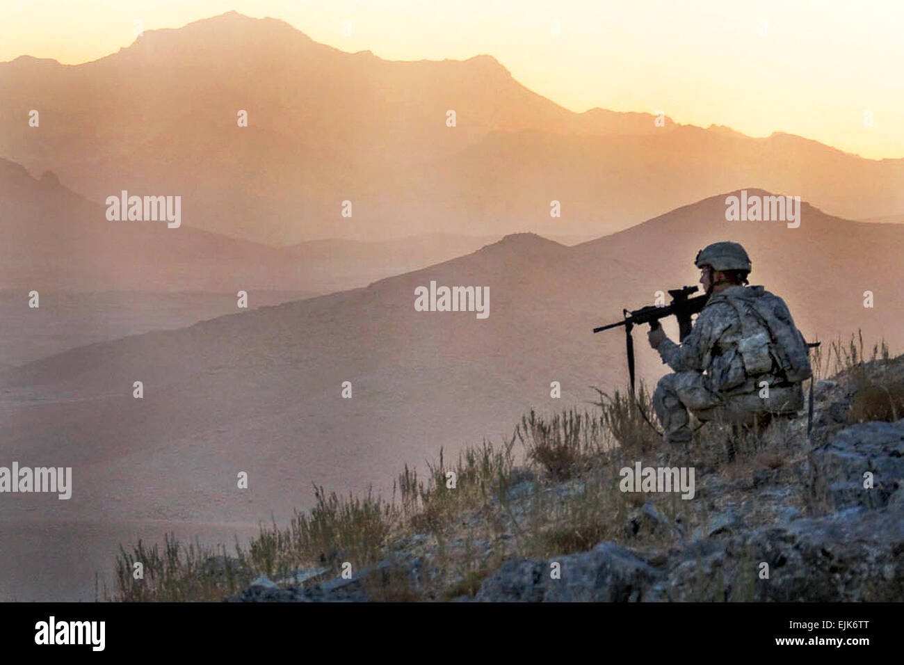 Stati Uniti Army Spc. Jason Hebert fornisce la sicurezza nei primi albori durante un assalto dell'aria missione sopra Tacome valle nella provincia di Zabul, Afghanistan, il 14 ottobre 2009. Hebert è assegnato a una società, 1° Battaglione, 4° Reggimento di Fanteria. Spc. Tia P. Sokimson Foto Stock