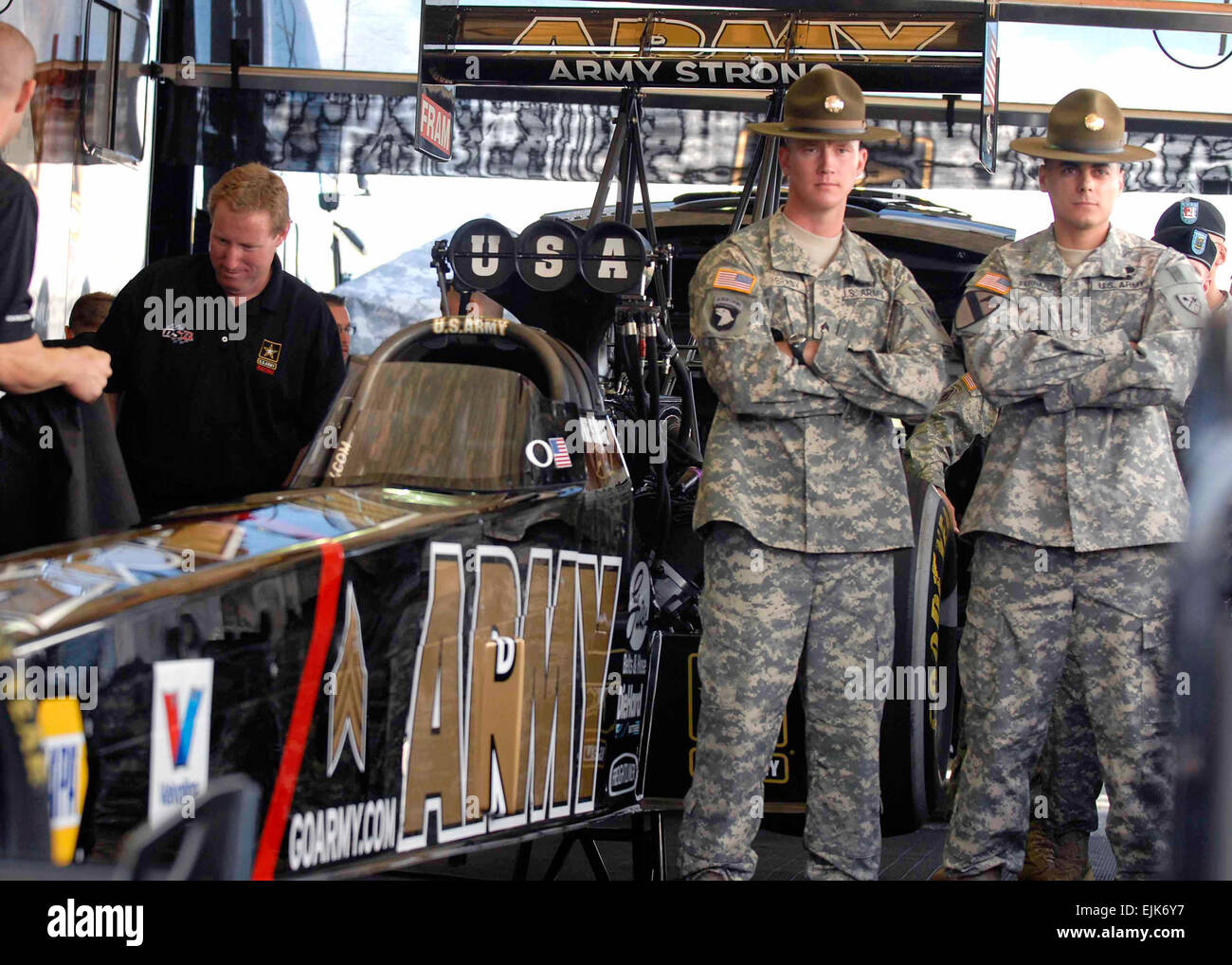 Fort Knox di praticare il sergente dell'anno Staff Sgt. Benjamin Brady, nativo di Covington, KY., e la guida di personale Sgt. Duarte Fernandes, a Merced, California, nativo, accanto al "Sarge" dopo la cerimonia di inaugurazione dell'esercito della nuovissima "Hot Rod" e attualmente gareggiando in NHRA. Brady e Fernandes sono state riconosciute nel corso "Sarge" cerimonia di inaugurazione per i loro successi come praticare sergenti che include girando tutti i giorni le persone in un esercito guerriero in solo 9 settimane. Sgt. Giuseppe Rivera Rebolledo Foto Stock