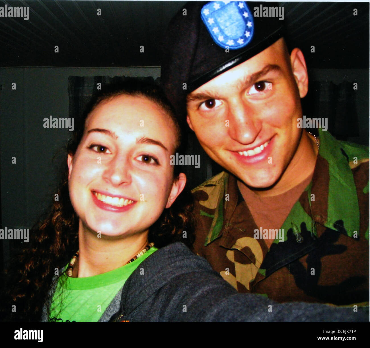 Spc. McGinnis, 18, con la sorella Katie, 20. Album di famiglia: Medaglia d'onore destinatario PFC. Ross A. McGinnis Operazione Iraqi Freedom veterano PFC. McGinnis, sarà postumo ha assegnato la medaglia d'onore da parte del Presidente Bush, Giugno 2, 2008. Vedere: /medalofhonor/mcginnis/index.html /medalofhonor/mcginnis/index.html da: Foto Stock