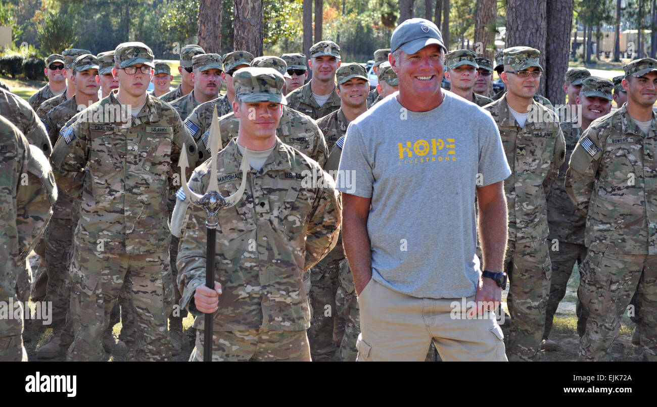 Brett Favre stand con i soldati della società D, 1-148, Task Force Roc, la trentasettesima brigata di fanteria Team di combattimento, Ohio Army National Guard dopo dando una motivazionali di parlare con loro a Camp Shelby forze congiunte Training Center su 25 Ottobre 2011. Favre ha visitato i soldati prima della loro implementazione in Afghanistan a sostegno dell'Operazione Enduring Freedom. Ohio Guardia Nazionale foto di Cpt. Anthony Chenault Foto Stock