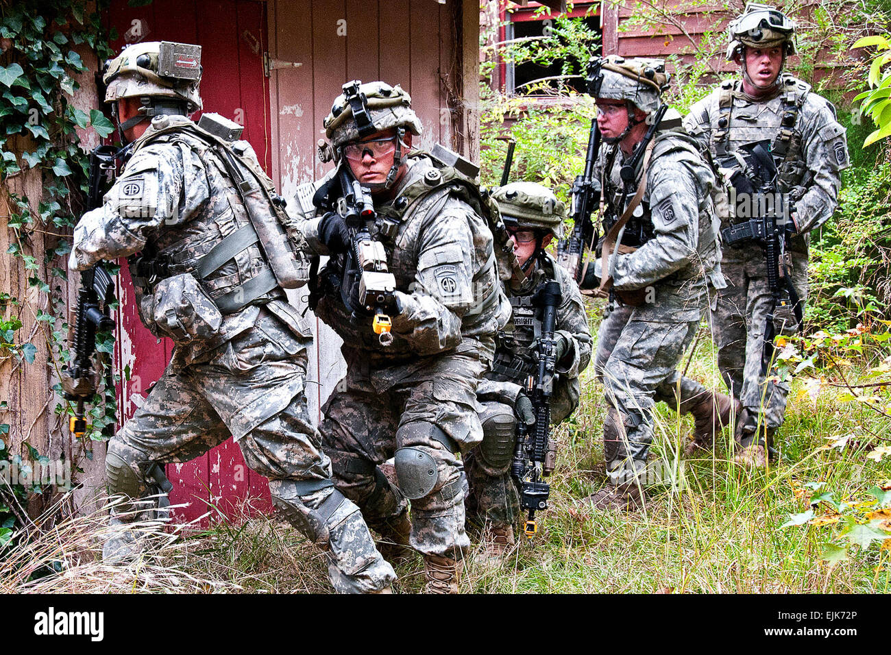 Paracadutisti cancellare un composto di insorti durante una formazione sul campo esercitare sulla Fort Bragg, N.C., 28 ottobre 2011. I paracadutisti sono assegnati all'ottantaduesima Airborne Division il primo combattimento vigili del Team. Le truppe stanno prendendo parte alle due settimane di formazione counterinsurgency in preparazione per la distribuzione in Afghanistan. Sgt. Michael J. MacLeod Foto Stock