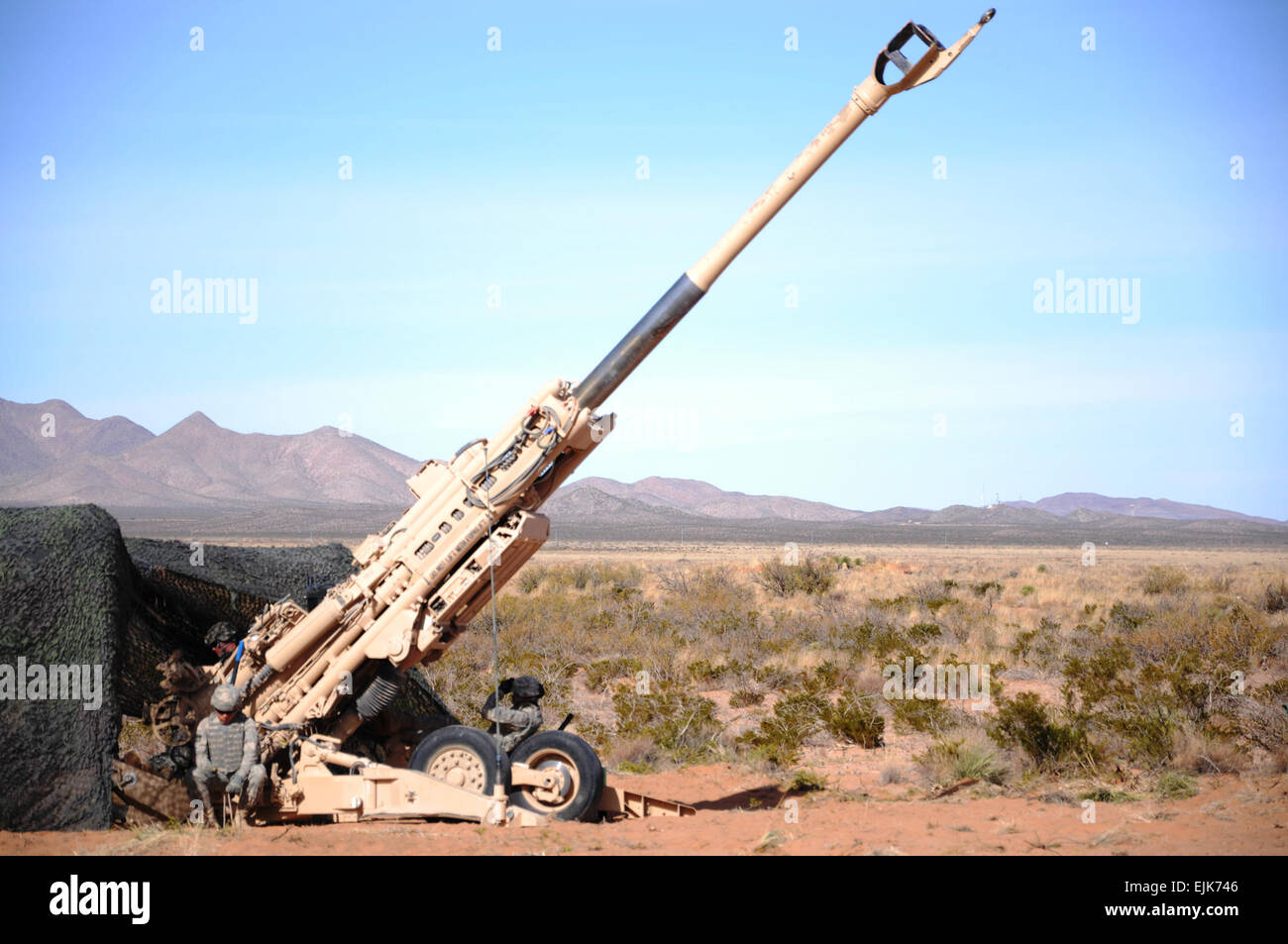 Pvt. Andy Amezcua, artilleryman, prima sezione, batteria B, 4° Battaglione, 27 Campo reggimento di artiglieria, 2° Brigata Team di combattimento, 1° Divisione Corazzate, si siede accanto a un M777 Obice prima di ricevere un incendio-missione, DIC 5, in Oro Grande gamma complessa, N.M. La missione di fuoco utilizzato la M982 Excalibur, un lungo intervallo di guscio di artiglieria che utilizza i satelliti di posizionamento globale per più precisamente ha colpito il bersaglio. US Army foto di Sgt. Sean Harriman, 2° BCT, primo annuncio, Affari pubblici Foto Stock