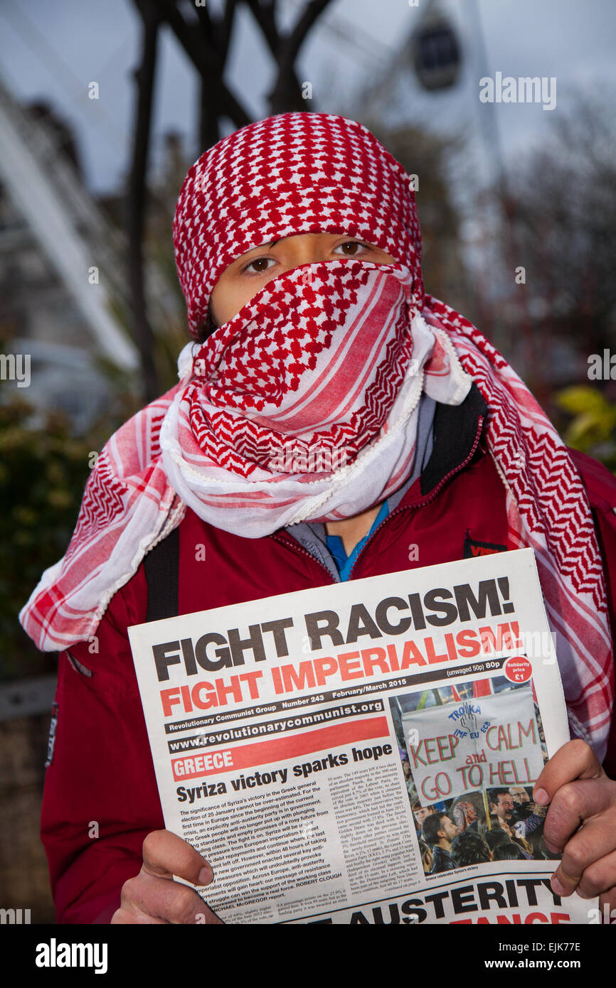 Sciarpe sopra la faccia a Manchester, Regno Unito 28 marzo, 2015. Combinato di fronte nazionale e orgoglio bianco Demo in Piccadilly. Gli arresti sono stati effettuati come estrema destra razzista "White Pride' gruppo raccolto in Manchester allo stadio una dimostrazione quando circa 50 membri del gruppo sventolate le bandiere e hanno marciato attraverso Piccadilly Gardens. Anti-fascista gli attivisti con facce ricoperte, in scena un contatore-dimostrazione e linea di polizia separate le due parti. Greater Manchester Police detti due arresti sono stati eseguiti uno per una violazione della pace. Il secondo si è svolto anche per un ordine pubblico reato. Foto Stock