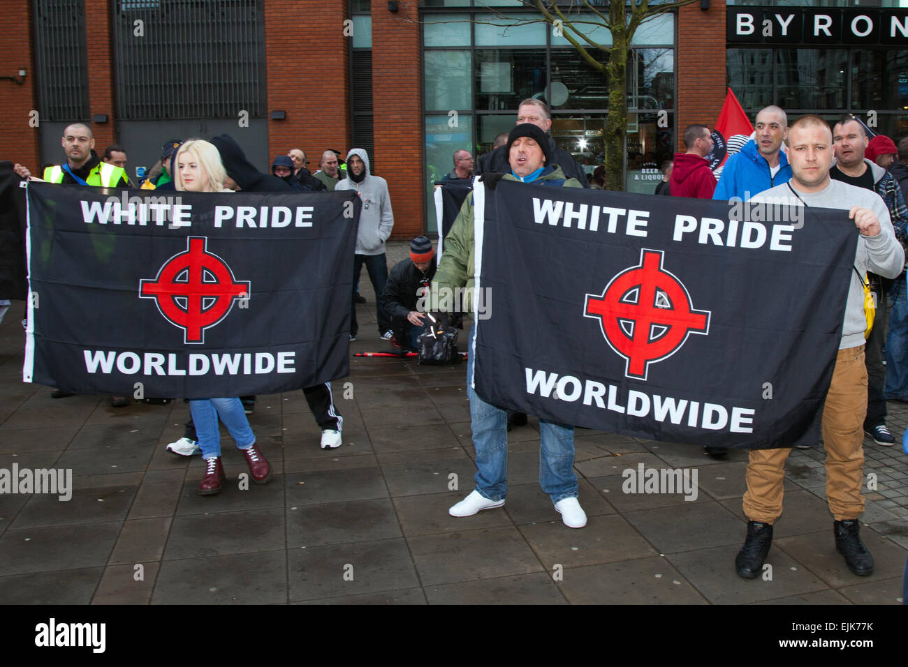 Manifestanti al National Front neo-nazista rally & White Pride Worldwide Demo a Piccadilly. Gli arresti sono stati effettuati fino a quando il gruppo 'White Pride' si è riunito nel centro di Manchester per organizzare una dimostrazione. Circa 50 membri del gruppo hanno fatto sventolare bandiere, bandiere e hanno marciato attraverso i Piccadilly Gardens. Con gli attivisti antifascisti che organizzano una linea di polizia contro-dimostrativa che separa le due parti. La polizia di Greater Manchester ha detto che due arresti sono stati fatti per una violazione della pace. Il secondo è stato anche tenuto per un reato di ordine pubblico nel marzo 2015. Foto Stock