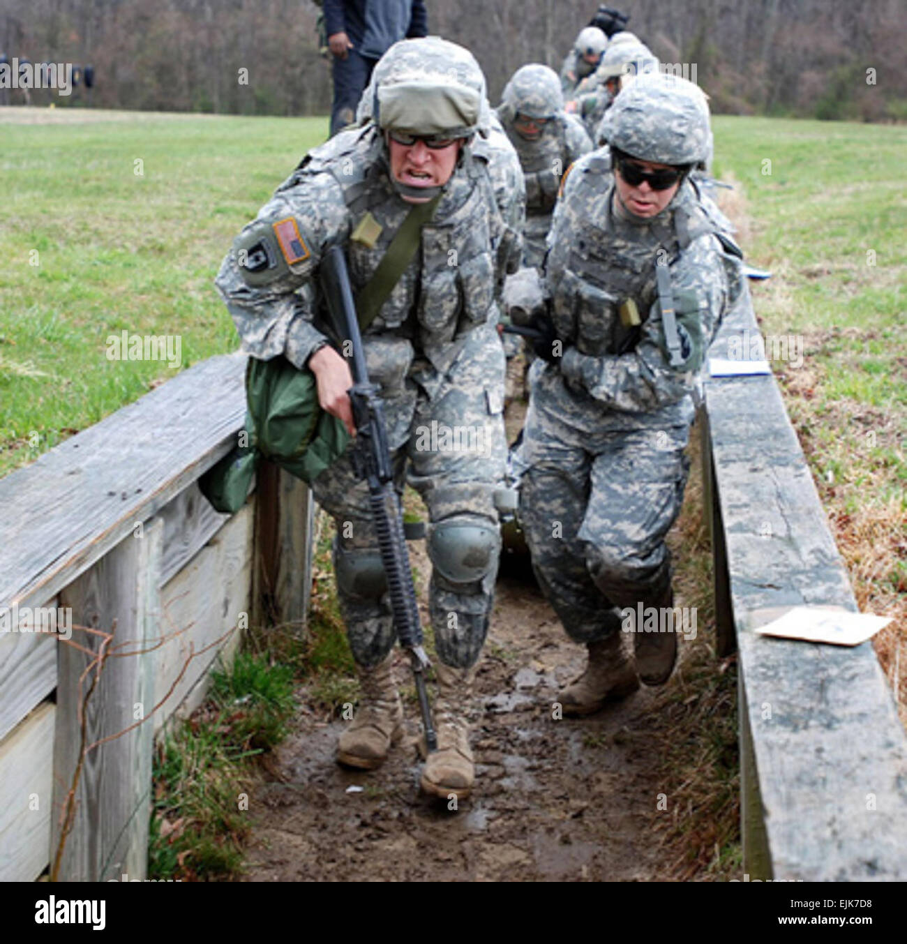 Stati Uniti Army Sgt. Luis Delgadillo e SPC. Robert pizzichi di tirare una lettiera casualty attraverso la lotta contro la benedizione corso a Fort Dix, NJ, 19 aprile 2007, durante il corso di formazione in preparazione per una distribuzione a sostegno della guerra al terrore. I soldati sono con il Mobile 302nd affari pubblici il distacco al di fuori della campana, Calif. Pfc. Jennifer L. Sierra Foto Stock