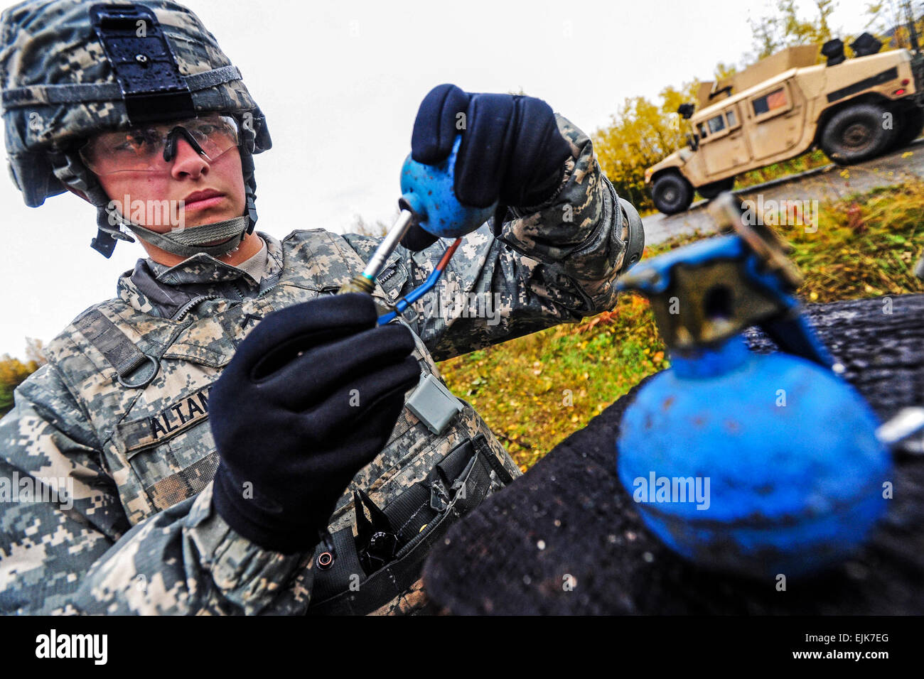 Pvt. Ashley Altamar, da San Diego, California, assegnato alla 545th Polizia Militare Company, installa un nuovo fusibile in una pratica hand grenade, Sett. 20, 2012. Soldati della 545th Polizia Militare Company Eseguire attraverso le stazioni in Kraft Hand Grenade gamma sulla base comune Elmendorf-Richardson, Alaska. I soldati erano rinfrescanti le loro competenze con impiegando pratica bombe a mano in vari scenari a più bersagli simulata prima di lanciare granate dal vivo. Foto Stock