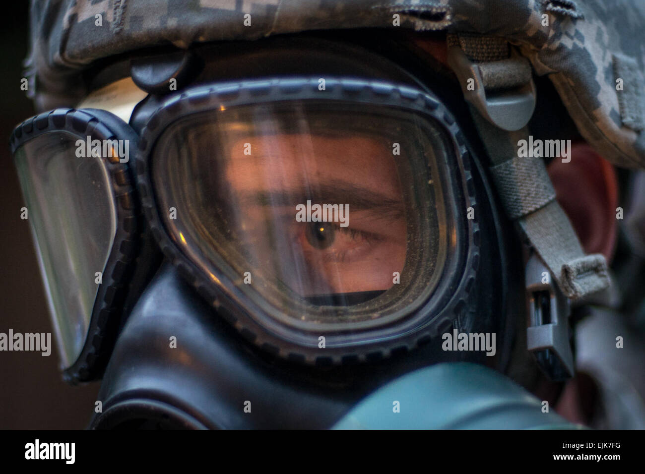 Una truppa attende nervosamente prima di entrare nella camera del gas durante l'evento 2014 miglior guerriero di concorrenza a base comuneGuire-Dix Mc-Lakehurst, New Jersey, il 25 giugno 2014. Sgt. 1. Classe Mark Burrell Foto Stock