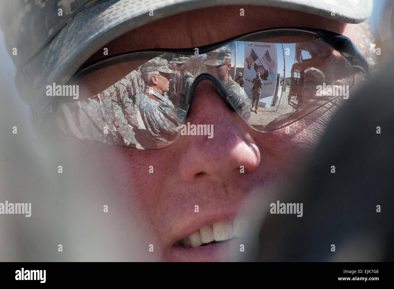 2° Stryker Cavalry comandante Regimental Col. James Blackburn, osserva che uno dei suoi soldati reicieve un premio dal Capo di Stato Maggiore dell esercito, Gen. George W. Casey Jr.,a Camp Laughman, Afghanistan, 11 ott. 2010. 2SCG traccia il suo lignaggio torna alla prima parte del XIX secolo. 2SCR è la più lunga in modo continuo che serve reggimento dell'esercito degli Stati Uniti. Foto dell'esercito da D. Myles Cullen rilasciato Foto Stock