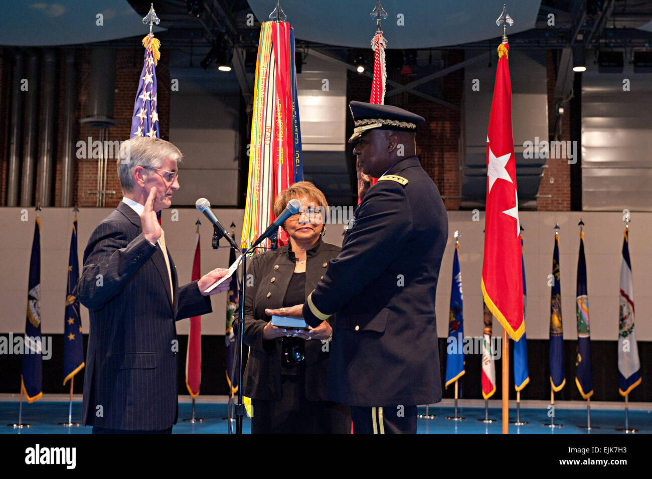 Segretario dell'esercito John McHugh giura NEGLI STATI UNITI Esercito gen. Lloyd J. Austin III come la xxxiii Vice Capo di Stato Maggiore dell Esercito durante una cerimonia a Fort Myer, va a gennaio 31, 2012. Austin era accompagnato da sua moglie Charlene. Il personale Sgt. Teddy Wade Foto Stock