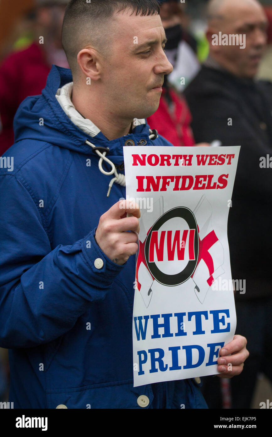 White Pride Demo a Manchester, Regno Unito 28th marzo 2015. Cartello "North West infidels" tenuto da dimostranti al fronte Nazionale di Piccadilly. Gli arresti sono stati effettuati fino a destra gruppo 'White Pride' riunitosi a Manchester per organizzare una dimostrazione quando circa 50 membri del gruppo sventolavano bandiere e marciavano attraverso Piccadilly Gardens. Gli attivisti antifascisti hanno organizzato una contromisura e la polizia ha separato le due parti. La polizia della Greater Manchester ha detto che sono stati effettuati due arresti, uno per una violazione della pace. Il secondo è stato anche ritenuto per un reato di ordine pubblico. Foto Stock