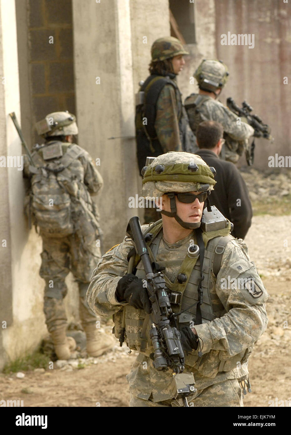 Stati Uniti I soldati dell esercito da 173rd Airborne Brigade Combat Team treno alla multinazionale comune centro di formazione in Hohenfels, Germania, 31 marzo 2007, per la loro prossima distribuzione per l'Afghanistan. I soldati affinato la loro abilità in montato e smontato pattuglie, piccola unità tattiche, operazioni militari nel terreno urbano, contatore-migliorata di dispositivi esplosivi e long range precisione di tiro. Gary L. Kieffer Foto Stock