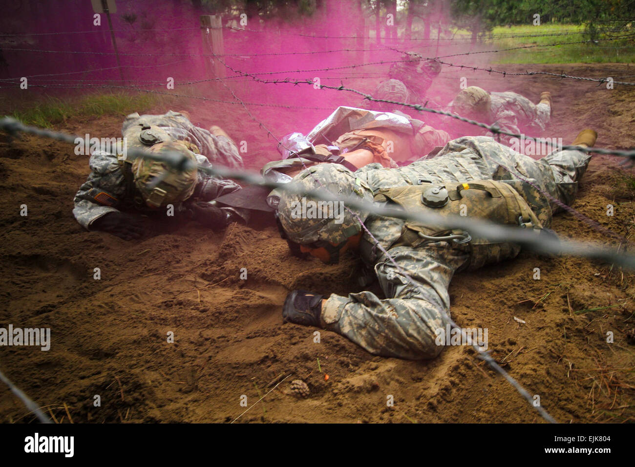 Un team di medici guidato da Cpl. Eric Smith, assegnata al 1° Stormo, ottantanovesimo reggimento di cavalleria, negoziare un filo ostacolo durante il trasporto di un "incidente" per un elicottero di attesa durante le migliori medic concorrenza questa settimana. La manifestazione annuale fosse candidati uno contro l'altro per guadagnare la possibilità di gareggiare in una competizione nazionale tenutosi a Fort Sam Houston. Il cap. Michael Greenberger Foto Stock