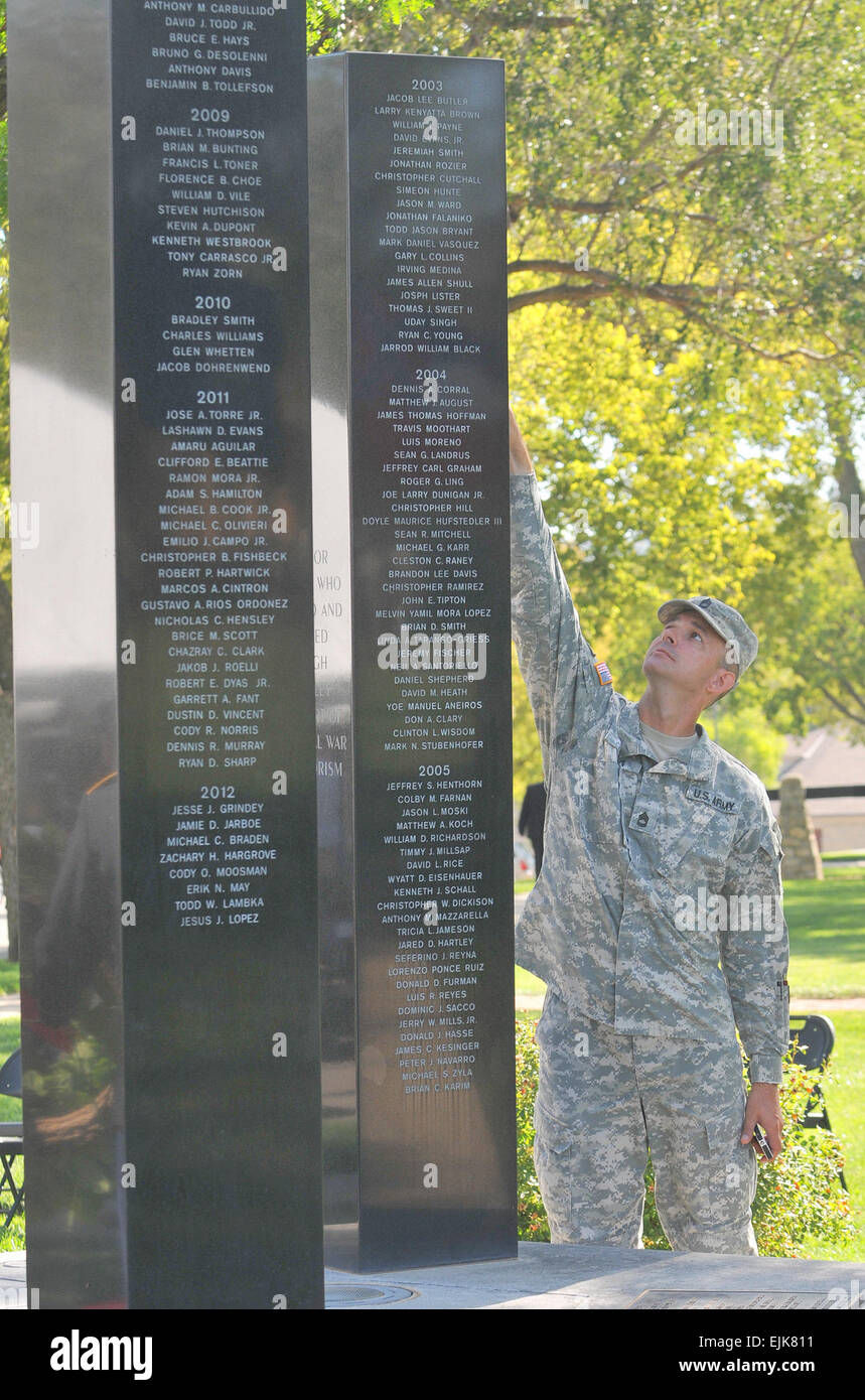 Soldati, i familiari e gli amici della 1a divisione di fanteria e Fort Riley raccolte sett. 11 al post della guerra globale al terrorismo monumento nella parte anteriore di U.S. Museo di cavalleria per un patriota giorno Cerimonia di commemorazione. I nomi di otto Big Red One soldati che sono morti poiché sett. 11, 2011, sono state lette durante la cerimonia. I nomi di 204 soldati che hanno mobilitato e distribuiti attraverso Fort Riley e compiuto il sacrificio estremo a sostegno della guerra globale al terrorismo sono ora elencati sul monumento. Foto da Mollie Miller, 1a Divisione di Fanteria Affari pubblici Foto Stock