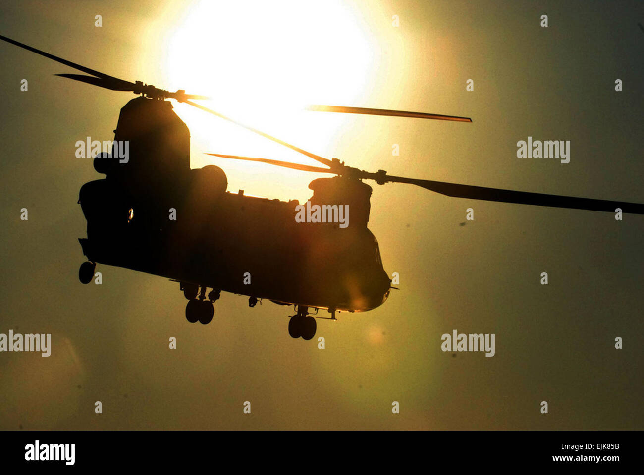 Un CH-47 passa davanti al sole dopo la caduta di una parte per una migliorata River Bridge sul fiume Arkansas durante il fiume 11 assalto a Fort Chaffee, Ark. Foto Stock