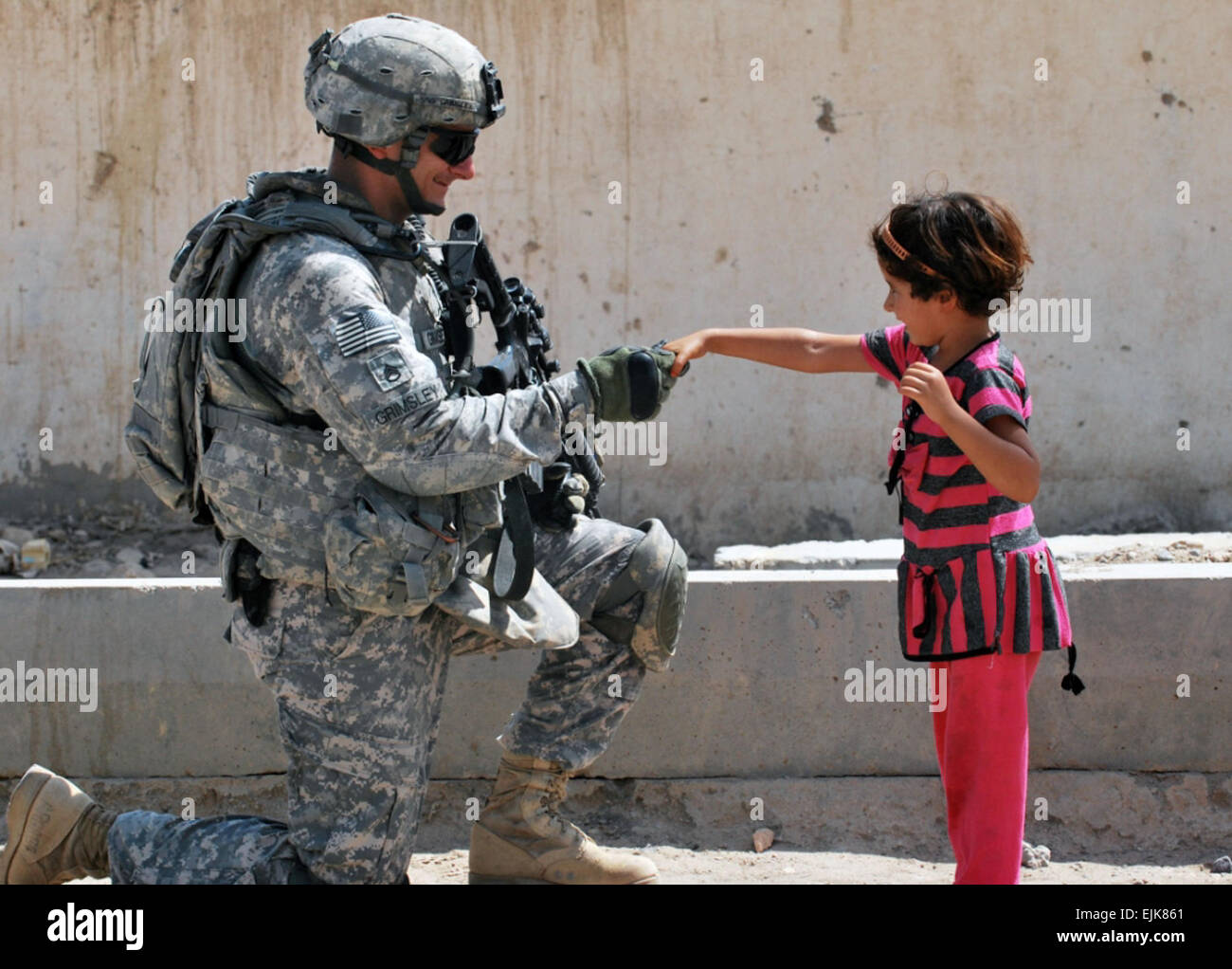 Il personale Sgt. Richard Grimsley, di Charleston S.C., saluta una giovane ragazza irachena durante un checkpoint patrol, 19 agosto 2009, in la Ma'dain regione situata al di fuori di Bagdad orientale. Grimsley è un leader di squadra assegnato a una truppa, 5° Stormo, 73rd reggimento di cavalleria, 3° Brigata Team di combattimento, ottantaduesima Airborne Division, Divisione multinazionale - Bagdad. Prima di passare alla periferia orientale di Baghdad, truppa a azionati nel cuore di Baghdad Rusafa del distretto. Pvt. Jared N. Gehmann Foto Stock