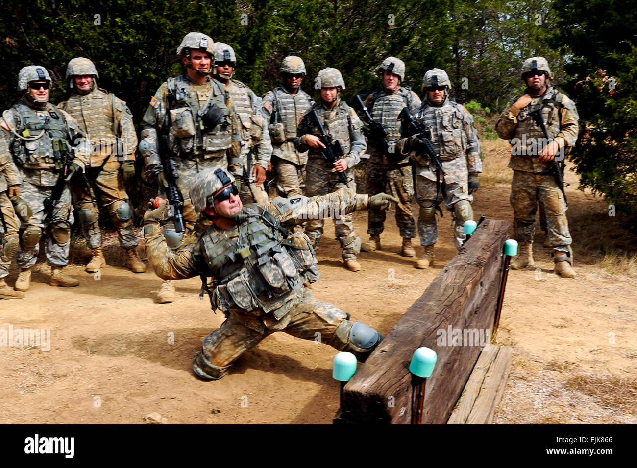 Un soldato dell'esercito Lancia una granata fittizia dalla posizione in ginocchio a Camp Swift in Bastrop, in Texas, il 13 agosto, 2011. Il soldato è assegnato alla Task Force Raptor, che rifinisce il soldato di base abilità come parte della sua formazione premobilization. Il personale Sgt. Malcolm McClendon, U.S. Esercito. Rilasciato Foto Stock