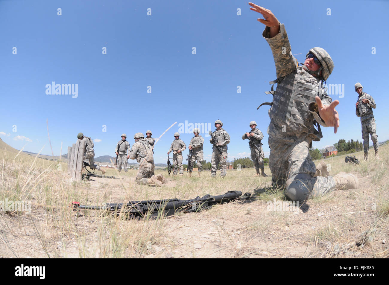 I membri di distacco 1, 484th Polizia Militare Company, Montana Esercito Nazionale Guardia, partecipare a hand grenade formazione su luglio 21, 2009, durante la loro formazione annuale a Fort Harrison, Mont. Distacco 1, basato a Glasgow, Mont., slated per distribuire con il resto della 484th MP Co. nella primavera del 2010. Foto Stock