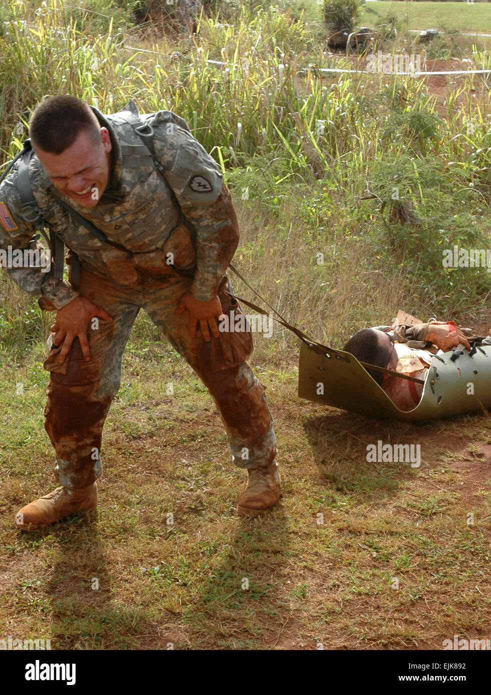 Pfc. Dean Shaffer, D Co. Secondo Battaglione xxv reggimento di aviazione, XXV Combattere la Brigata Aerea, trascina il suo paziente ferito alla sicurezza durante una simulazione di combattimento. Shaffer insieme con altri soldati sono stati gli studenti nel venticinquesimo della cabina ancora di salvezza di combattimento corso tenuto a Wheeler Army Airfield. Il corso consente agli studenti di reagire alle emergenze mediche simile a cosa potrebbero avere esperienza sul campo di battaglia. Sgt. Bryanna Poulin venticinquesimo della cabina degli affari pubblici Foto Stock