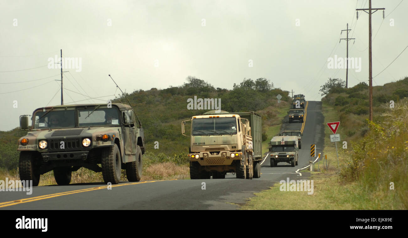 Un convoglio di veicoli dal 209th Aviation Support battaglione, XXV Combattere la Brigata Aerea viene guidato su strada a sella. La strada in base alle Hawaii Dipartimento dei Trasporti è una delle strade più letale nelle Hawaii. Sgt. Bryanna Poulin venticinquesimo della cabina degli affari pubblici Foto Stock