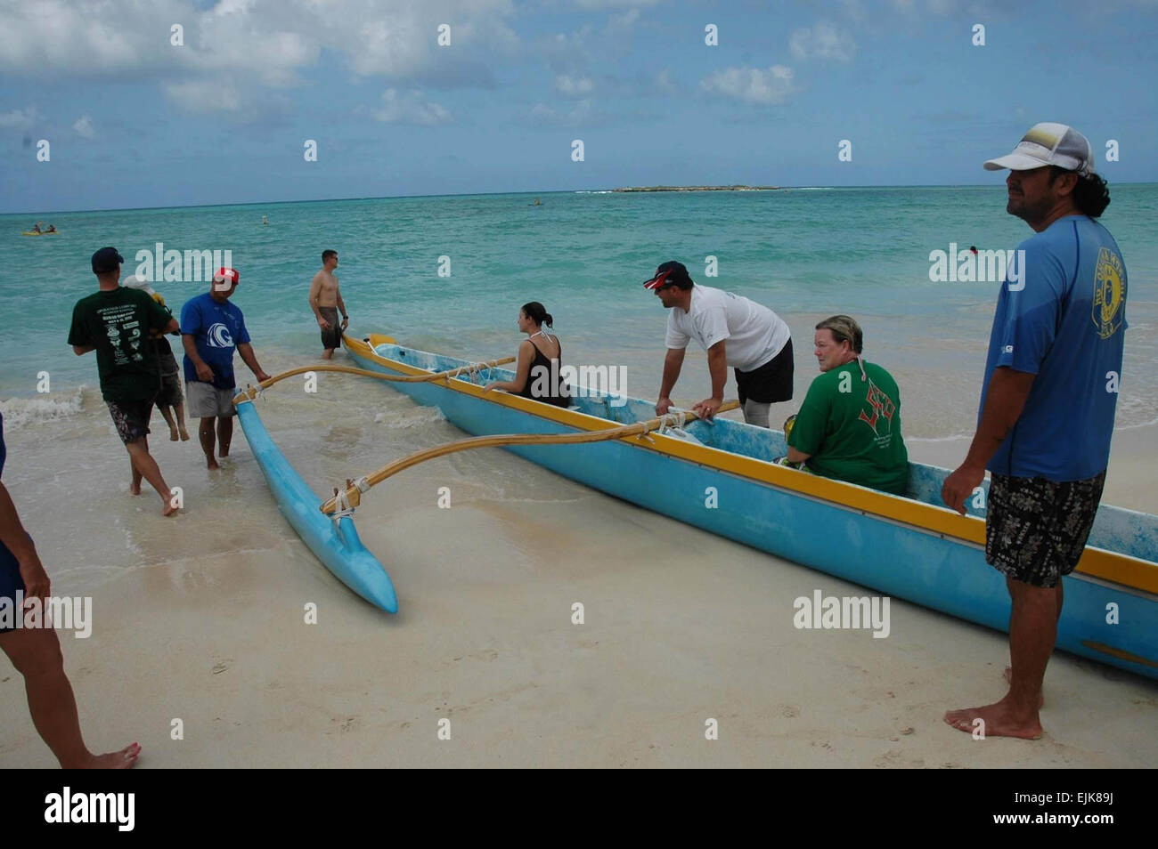 Molly Hayden; Staff Writer; U.S. Presidio dell'esercito; Hawaii; Affari pubblici 15 Maggio 2008 Visita di combattenti feriti marcia fino ad un outrigger canoa a Kailua Beach Park sull'isola di Oahu, Hawaii. Le aziende in tutta l'isola è venuto insieme con il funzionamento del comfort per supportare il servizio attivo i soldati e marines sulla loro isola vacanza, può 6-16. Successivamente i combattenti feriti, la maggior parte dei quali sono mutilati, tornato a Brooke Army Medical Center di Fort Sam Houston, per continuare a recuperare. Foto Stock Molly Hayden; Staff Writer; U.S. Presidio dell'esercito; Hawaii; Affari pubblici 15 Maggio 2008 Visita di combattenti feriti marcia fino ad un outrigger canoa a Kailua Beach Park sull'isola di Oahu, Hawaii. Le aziende in tutta l'isola è venuto insieme con il funzionamento del comfort per supportare il servizio attivo i soldati e marines sulla loro isola vacanza, può 6-16. Successivamente i combattenti feriti, la maggior parte dei quali sono mutilati, tornato a Brooke Army Medical Center di Fort Sam Houston, per continuare a recuperare. Foto Stock